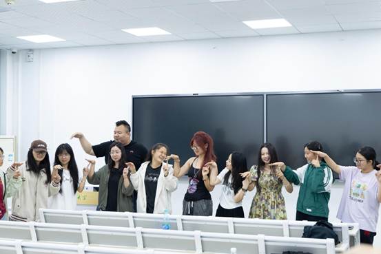 图为学生们在进行“抓乌龟”游戏 黄雅祯摄